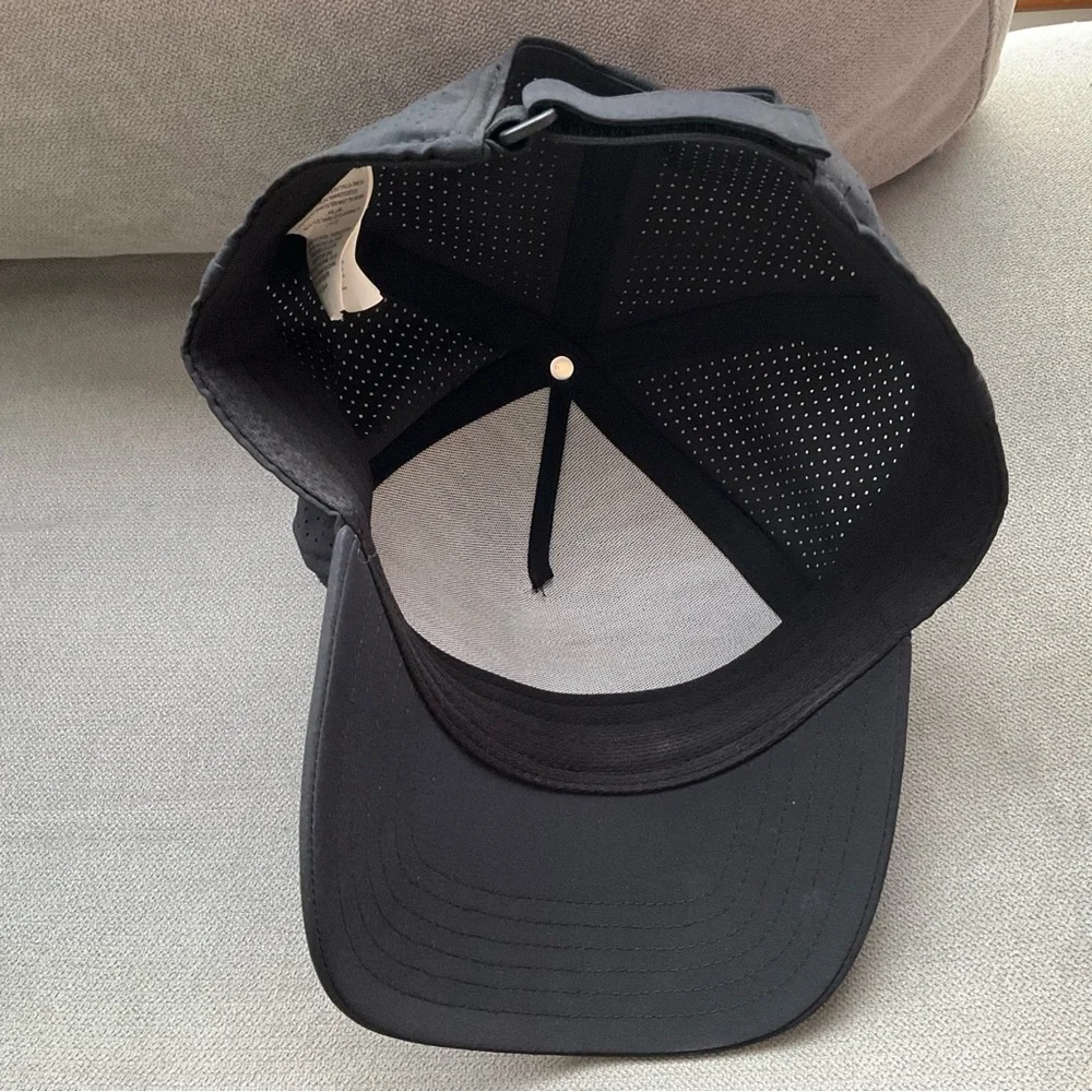 Alo Yoga Performance District Trucker Hat Black